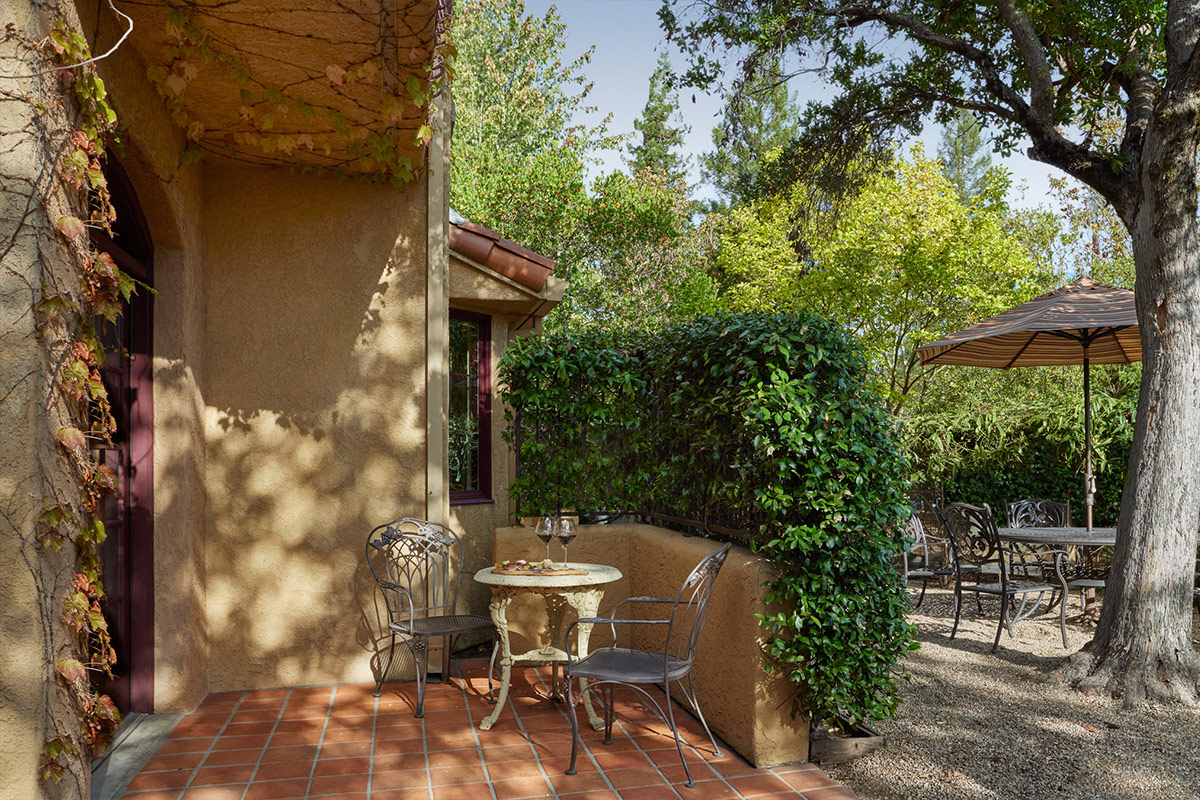 An extra-large enclosed terrace of the Courtyard Suite that’s impressive for al fresco entertaining. Outdoor seating options for two and four guests.